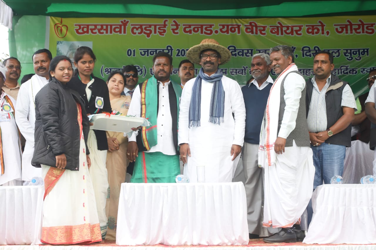 Cm Jharkhand, hemant soren paid tribute to the martyrs of kharsawa