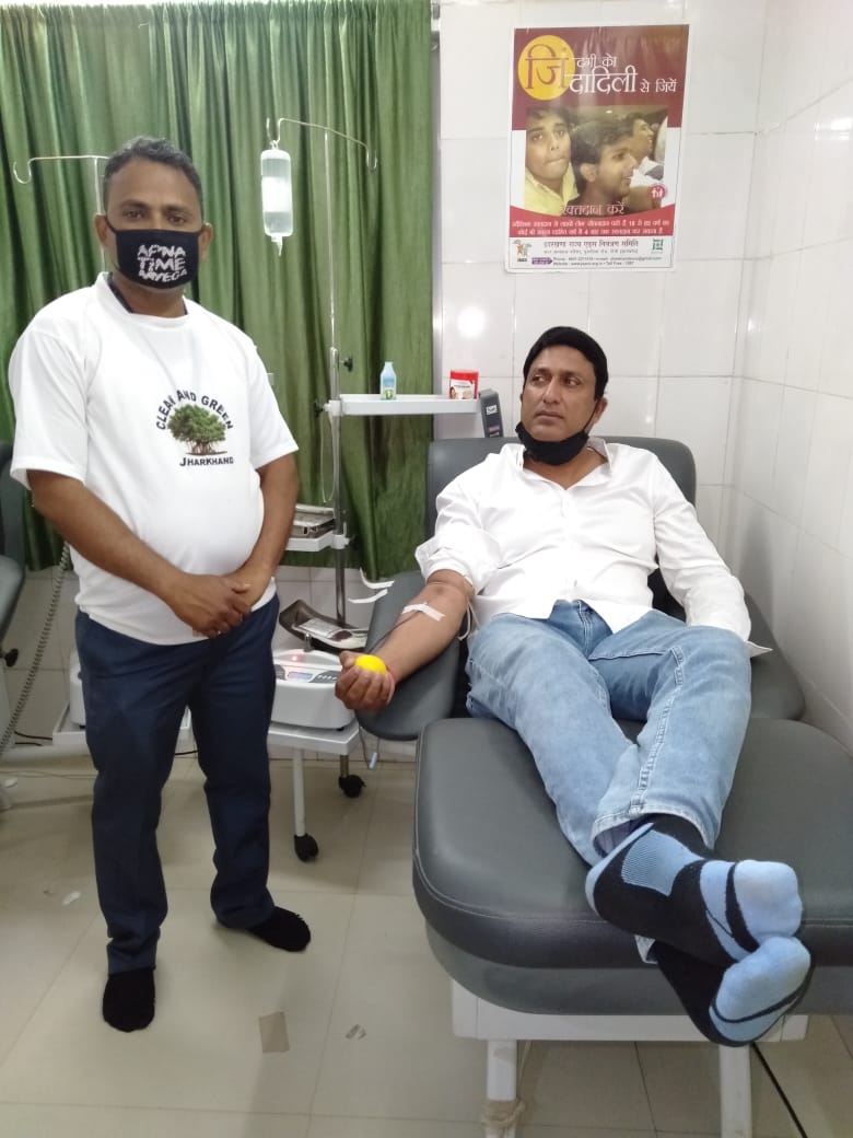 Fight against corona : jsca vice president and congress leader ajay shahdeo donated blood in sadar hospital blood bank