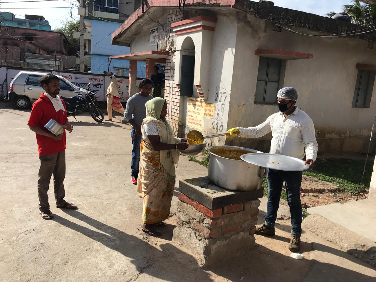 Fight against corona : round table india ranchi distributed khichdi in Karbala chowk for the second day