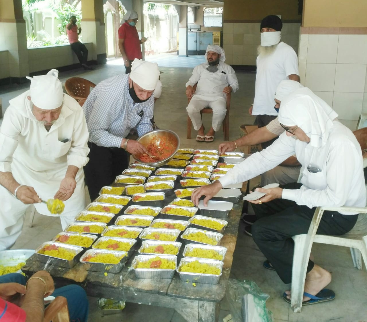 Fight against corona : gurudwara sri guru nanak satsang sabha is preparing 300 packets for the needy people in Lockdown