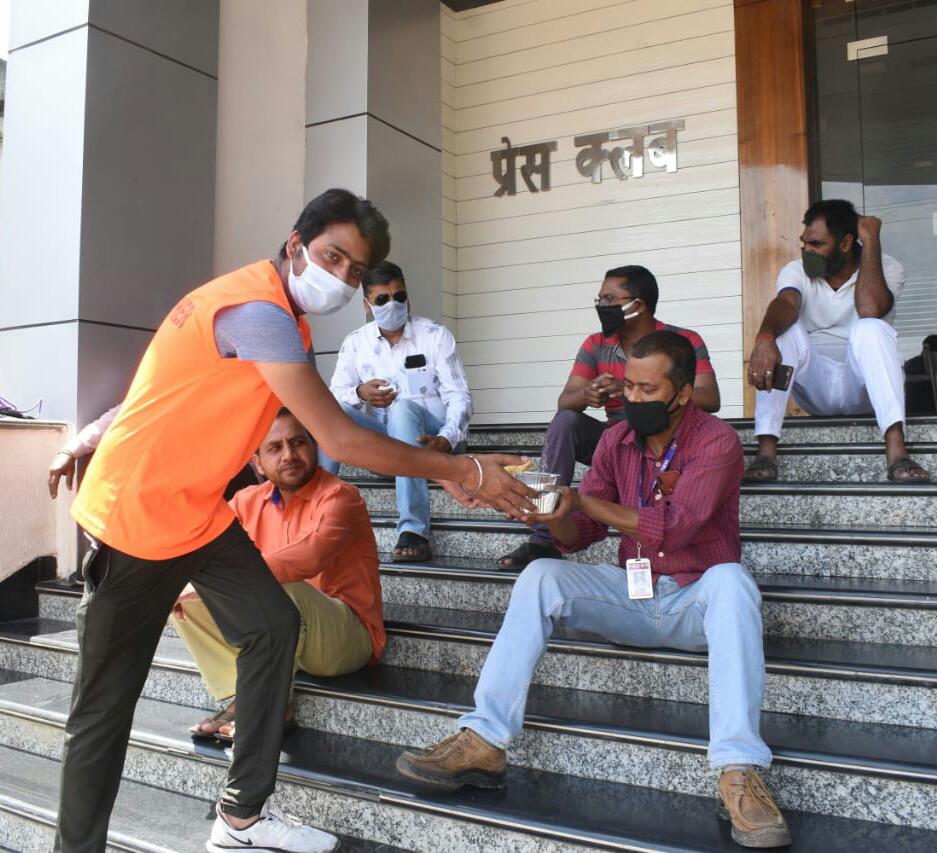Fight against corona : fooding facility for journalists started in ranchi press club