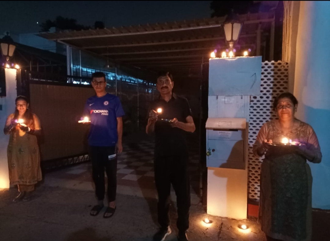 राष्ट्रीय एकता के लिए एक दीप जलाते हुए सांसद संजय सेठ