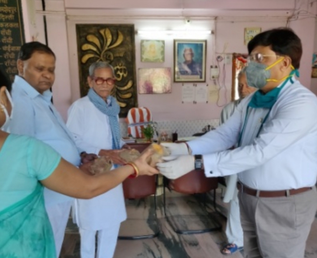 Distribution of biscuit packets to senior citizen by jain samaj in bhagwan mahavir medica