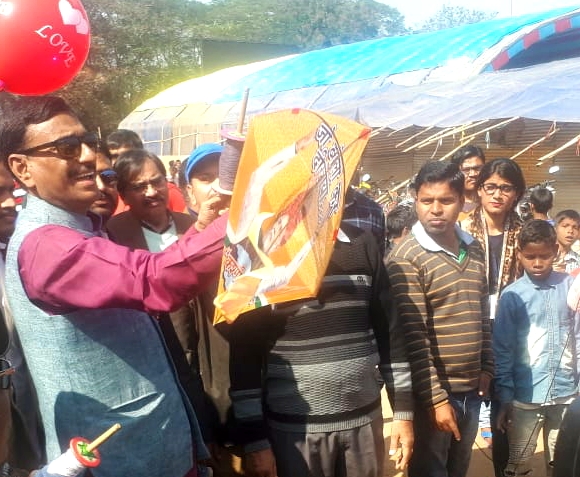 Namo patang utsav : mp sanjay seth distributed 1000 kites in children