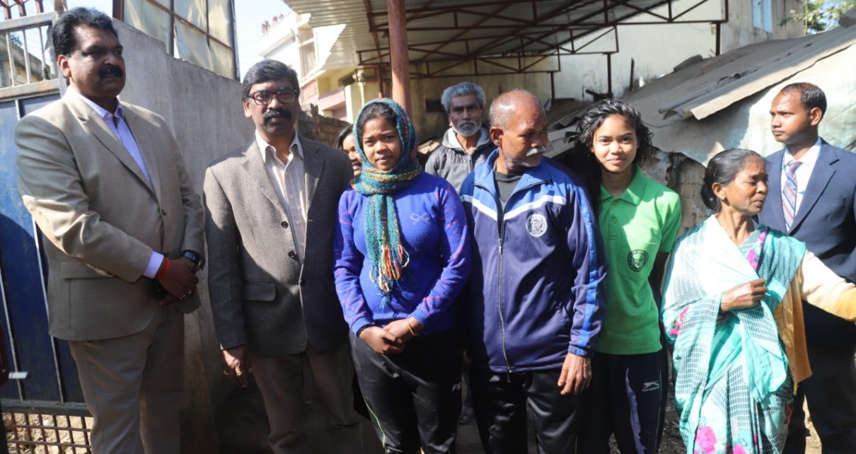 Cm Jharkhand went to the home of wrestling players