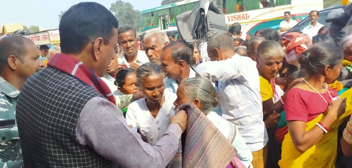 Member of parliament, sanjay seth visited ichagarh vidhansabha : distributed blankets between needy.