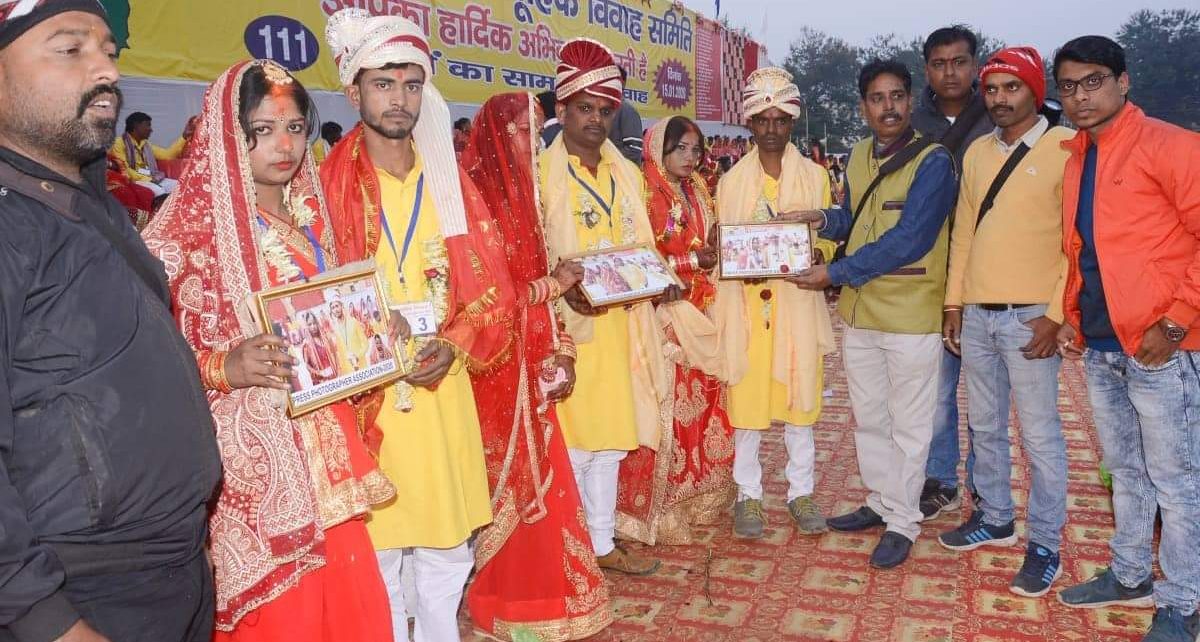 Gift by Press photographers Association to 111 pairs in mass marraige4