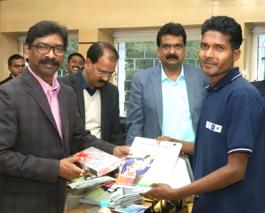 Cm Jharkhand hemant Soren gave appointment letter to 20 students of kalyan gurukul