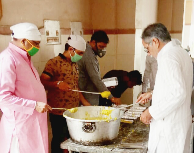 Food packets by gurudwara sri guru nanak satsang sabha to needy people