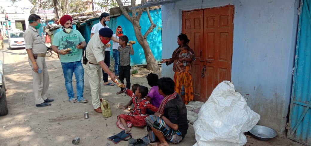 Lockdown india : First day :: ranchi police and gurudwara committee distributed food packets in needy and poor people.