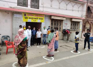 War against corona : six roti, sanji, achar a d water to every needy by maheshwari samaj