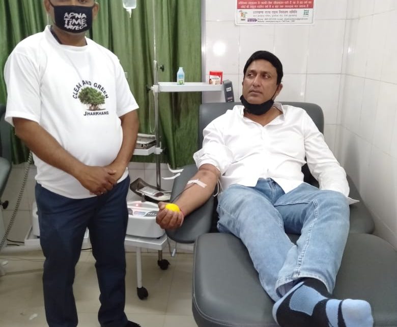 Fight against corona : jsca vice president and congress leader ajay shahdeo donated blood in sadar hospital blood bank