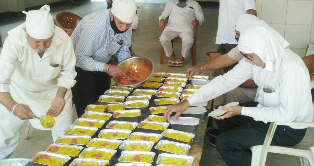 Fight against corona : gurudwara sri guru nanak satsang sabha is preparing 300 packets for the needy people in Lockdown