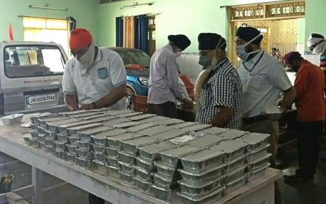 Gurudwara guru Singh sabha prepared food packets to distribute in needy