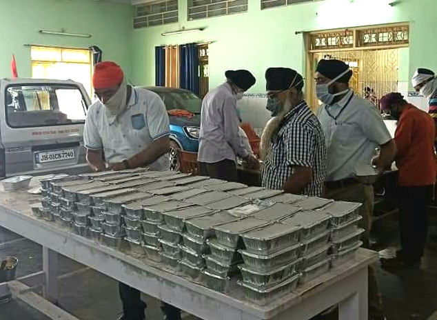 Gurudwara guru Singh sabha prepared food packets to distribute in needy