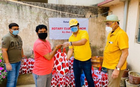 Distribution of ration packets by rotary club of ranchi in mani tola doranda